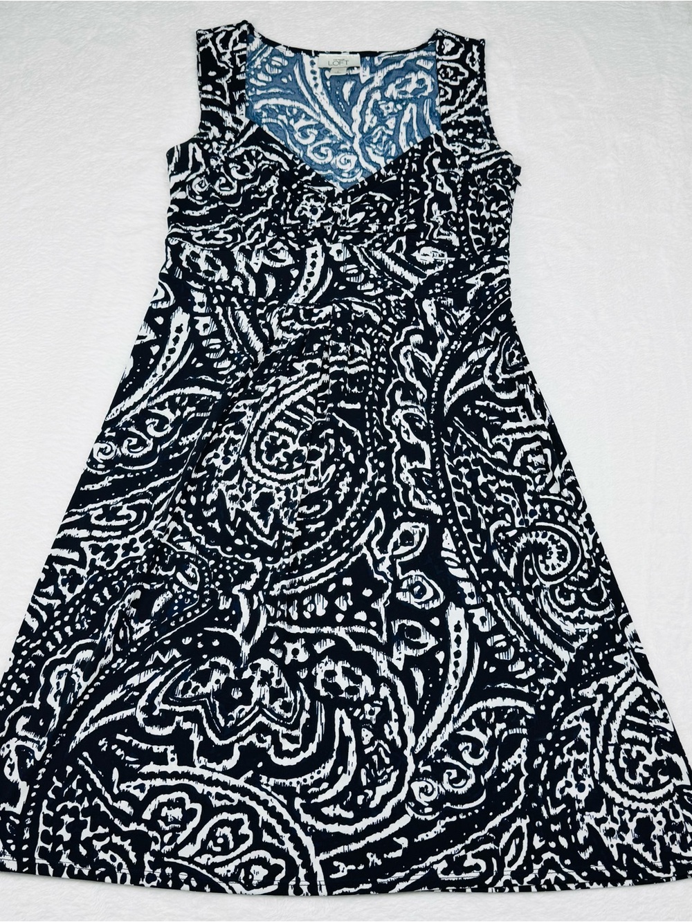 Ann Taylor Loft Dress. Size 6. Navy blue/ white. Side zip. Great condition.